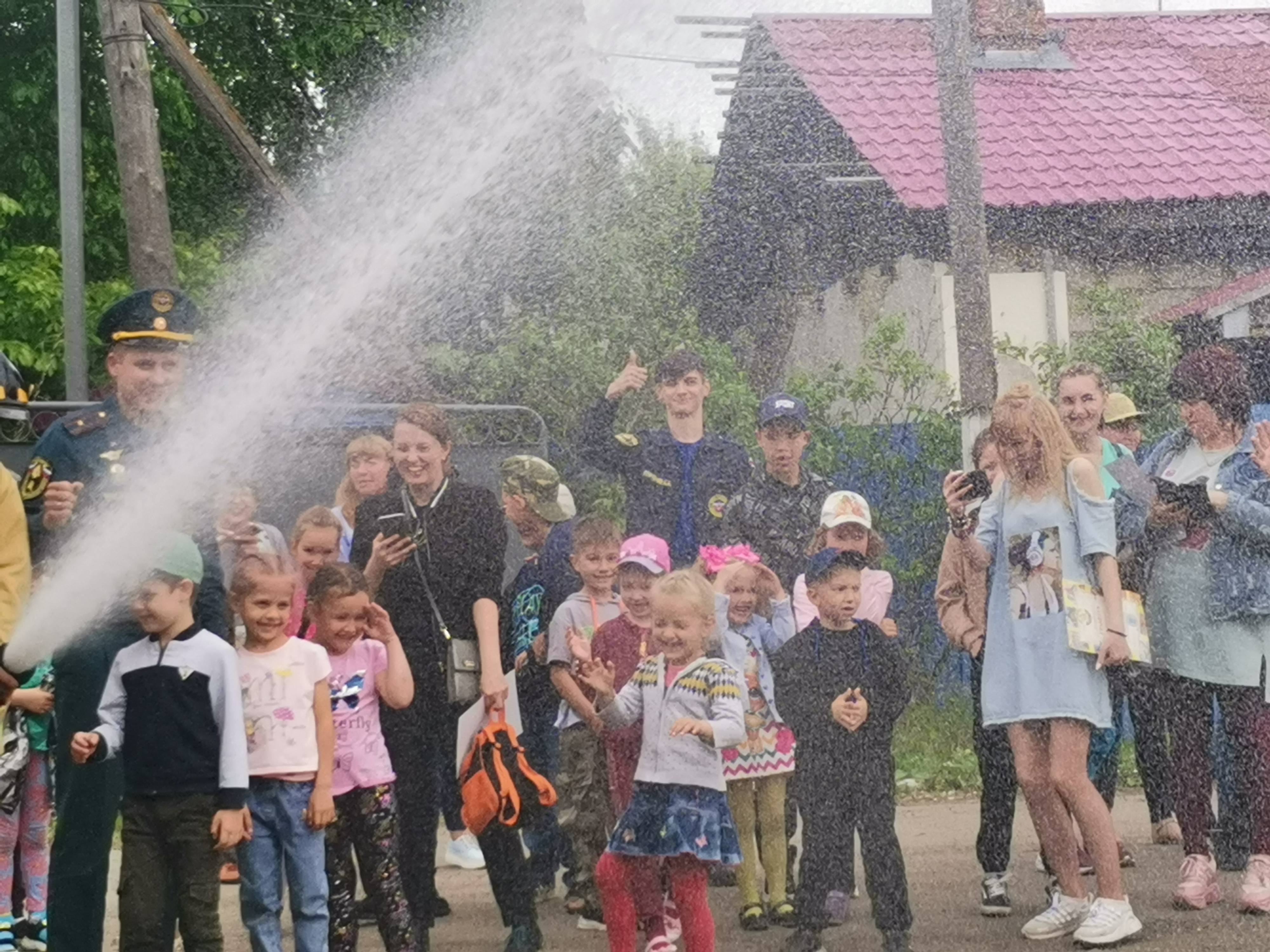 В Лесозаводске сотрудники МЧС России провели для детей познавательный урок  в пожарной части и наградили победителей конкурсов детского творчества |  03.06.2021 | Владивосток - БезФормата