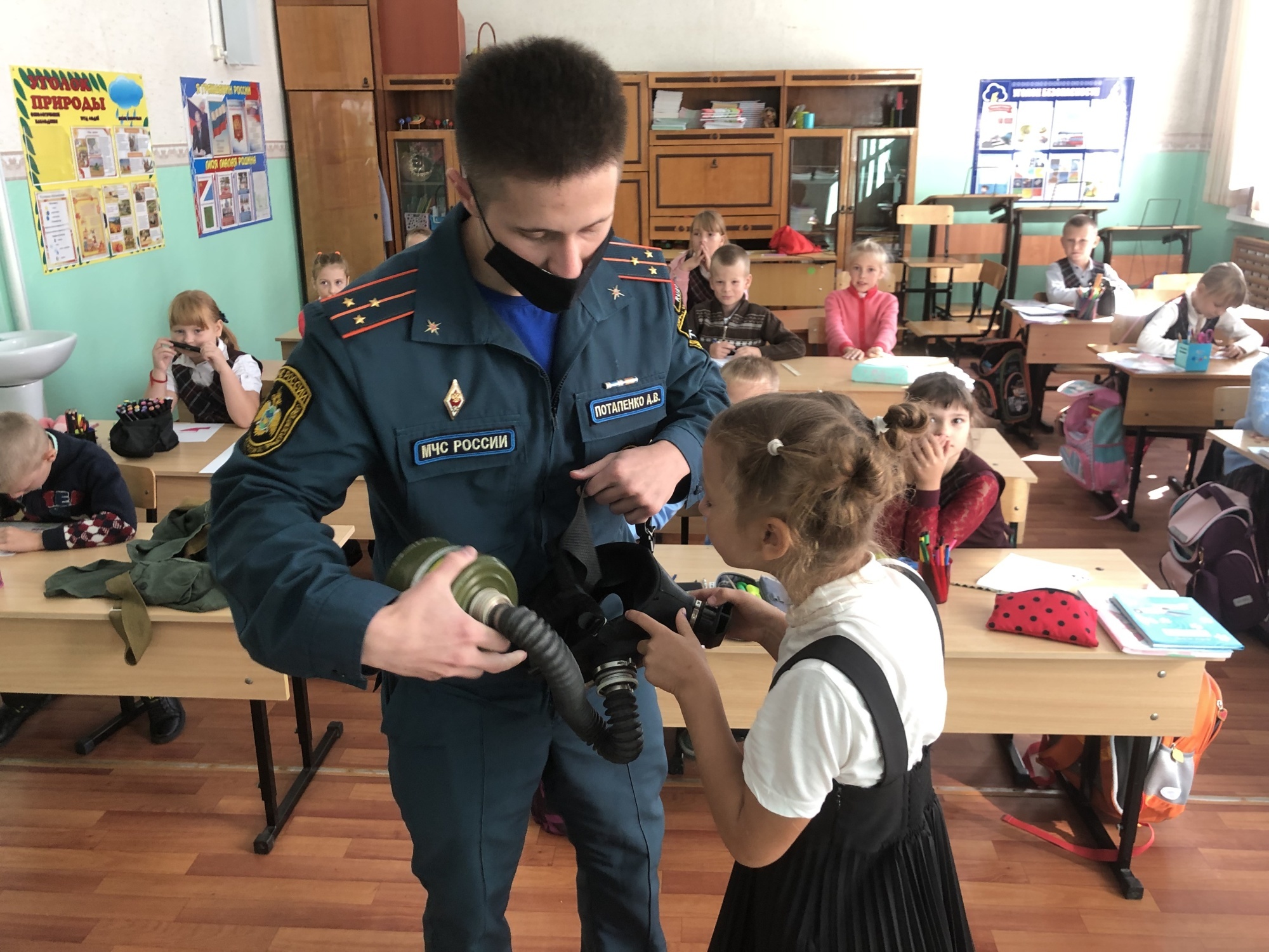 Проводи го. Школы в районе обороны. Фото сотрудников МЧС В школе. Украинские военные в школах и детских садах. Фото занятий в школе с МЧС.