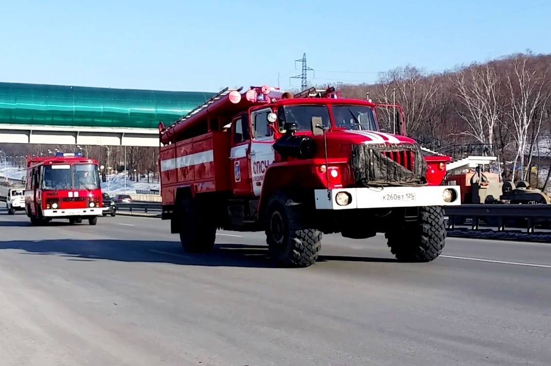 Пожарные ликвидировали возгорание автомобиля в посёлке Заводской -  Оперативная информация - Главное управление МЧС России по Приморскому краю