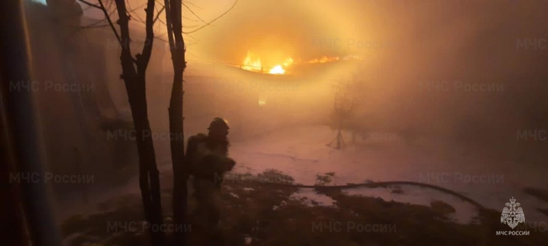 Огнеборцы МЧС России ликвидировали крупный пожар во Владивостоке (ОБНОВЛЕНО)