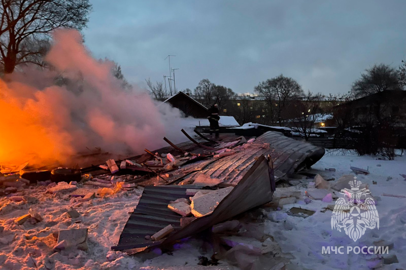 Пожарные ликвидировали возгорание частного гаража в Уссурийске