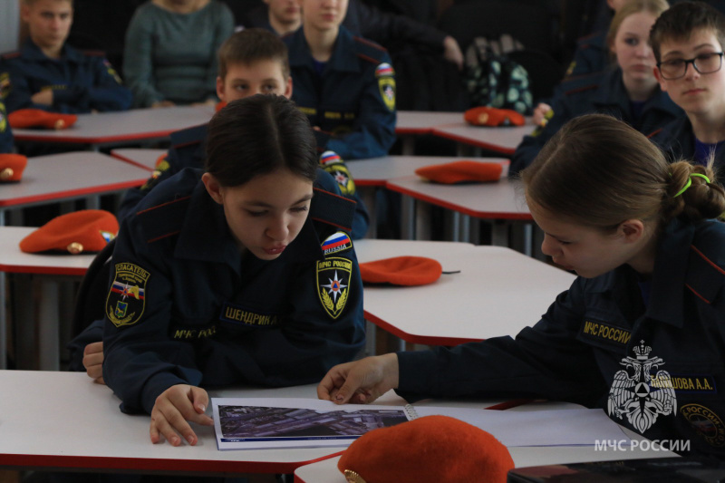 Заместитель начальника Национального центра управления в кризисных ситуациях МЧС России Сергей Воронцов побывал в гостях у кадетов села Хороль