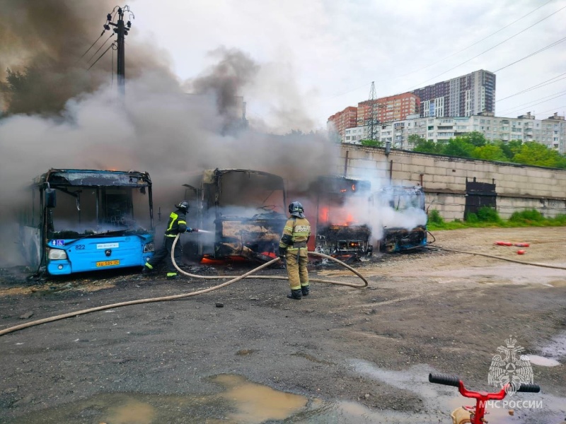 Огнеборцы ликвидировали пожар в автобусном парке во Владивостоке