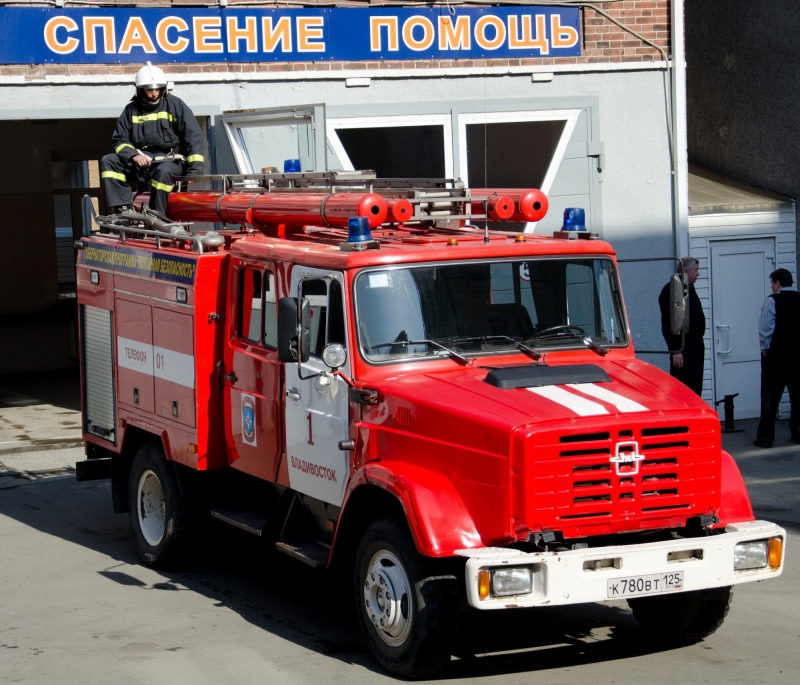 Огнеборцы ликвидировали возгорание в многоквартирном доме во Владивостоке