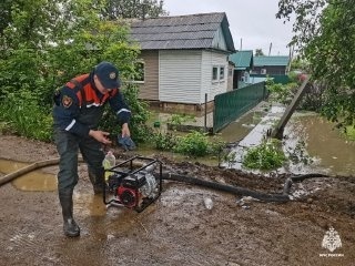 В Приморье спасатели МЧС России продолжают оказывать адресную помощь жителям затопленных территорий