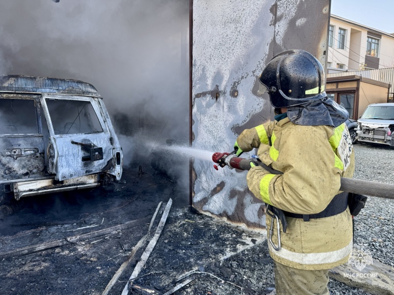 Пожарные МЧС России ликвидировали возгорание гаража во Владивостоке