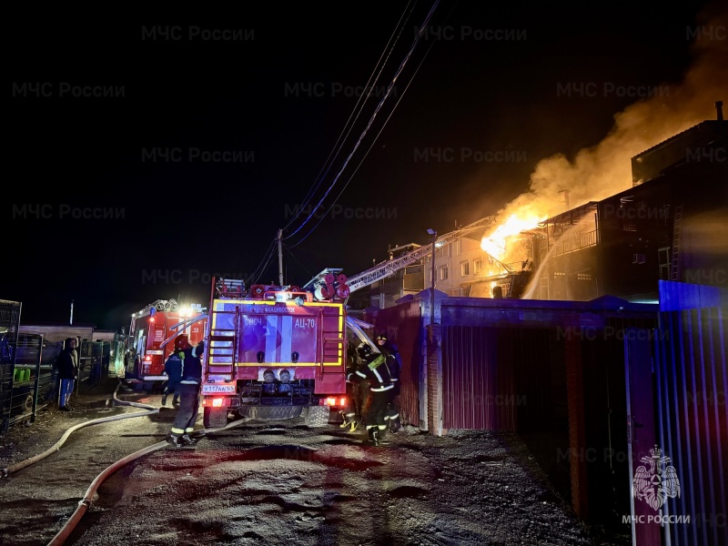 Пожарные МЧС России ликвидировали крупный пожар во Владивостоке